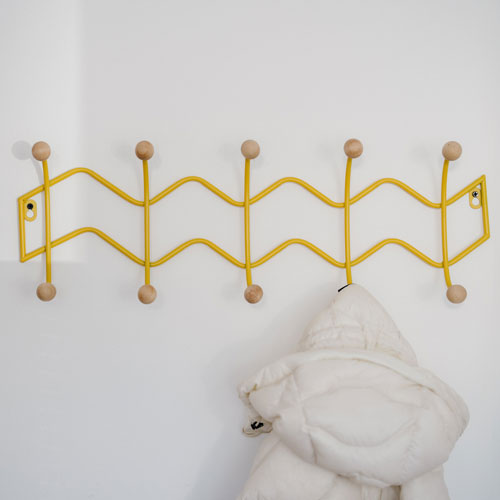 neurologie-psychiatrie-fuerstenfeldbruck-gallerie02 Gelbe Garderobe an weißer Wand im Eingangsbereich