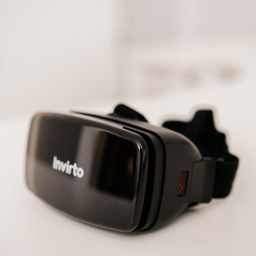 neurologie-psychiatrie-fuerstenfeldbruck-gallerie07 VR-Brille auf weißem Tisch