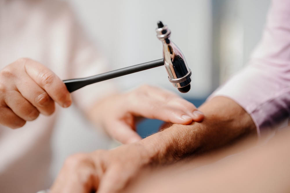 Neurologische Untersuchung: Reflexprüfung mit dem Reflexhammer am Arm