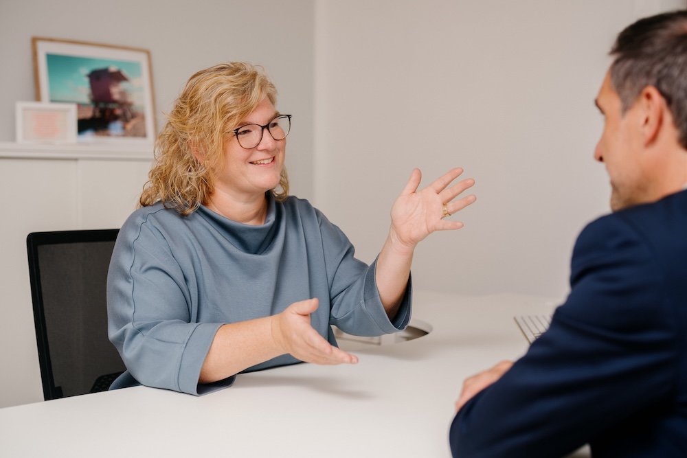 Ärztin im Gespräch mit einem Patienten – psychiatrische Behandlung in der Neurologie und Psychiatrie Fürstenfeldbruck